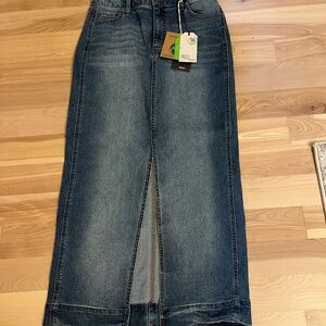 1822 front slit denim skirt